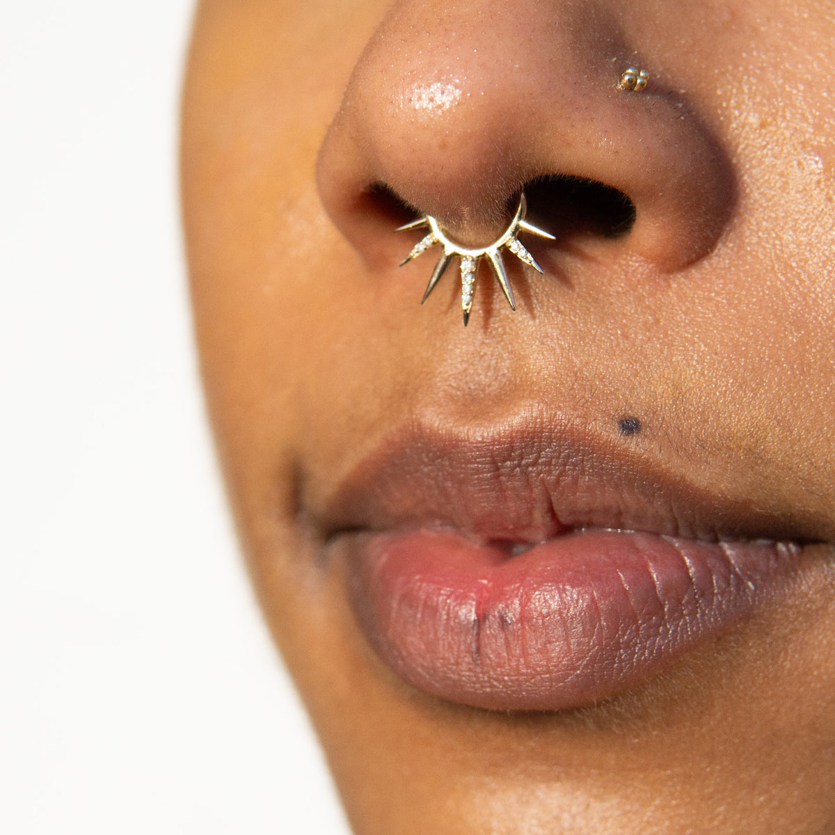 Split Point Clicker Hoop - Alternating White Diamonds