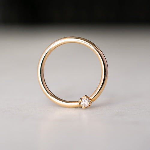 Forward-facing Diamond Fixed Prong Ring