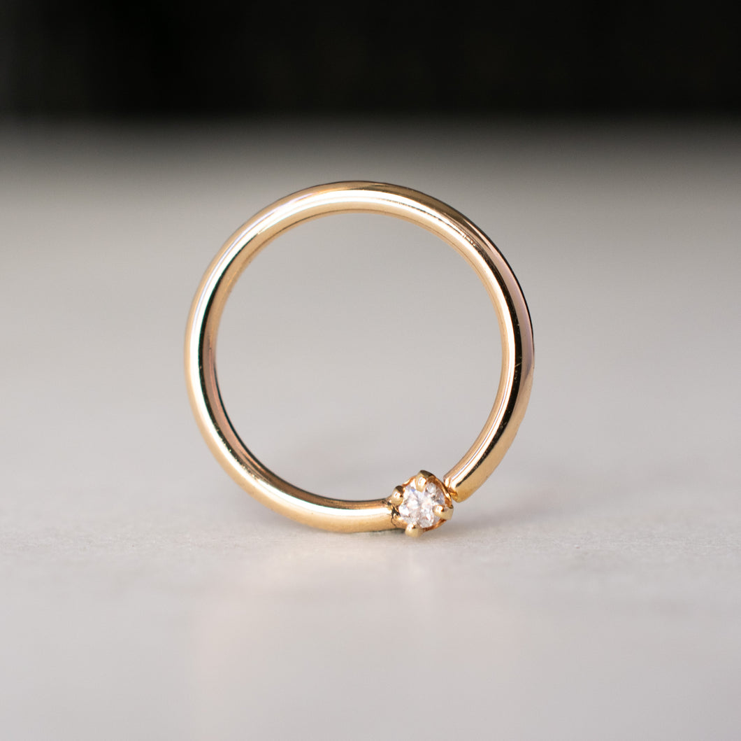 Forward-facing Diamond Fixed Prong Ring